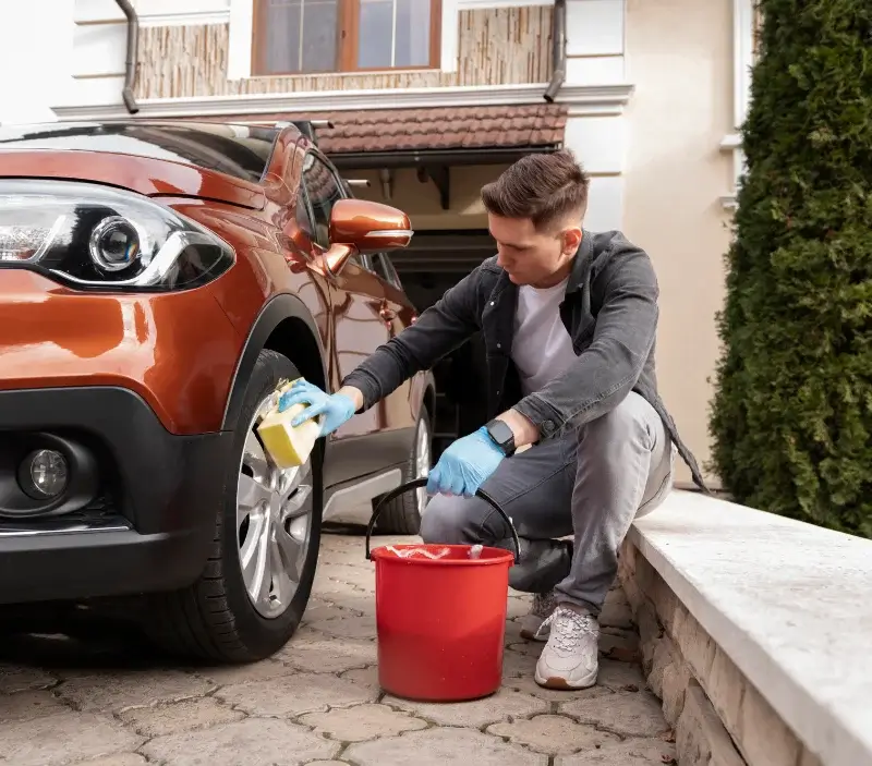 Lavage auto à domicile Cheffes : professionnel intervenant sur un véhicule
